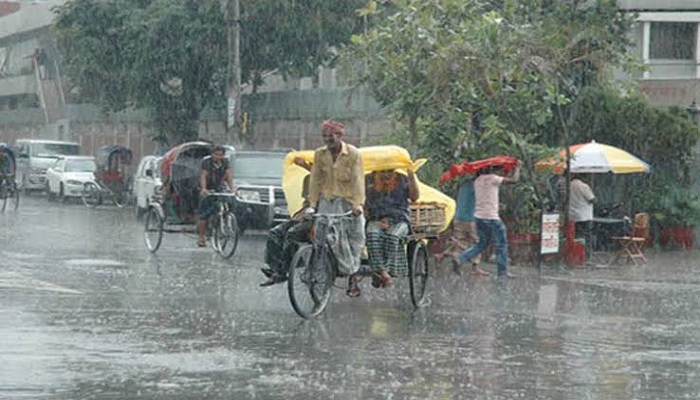 অসময়ে ঢাকায় গুঁড়ি গুঁড়ি বৃষ্টি, বাড়বে শীত